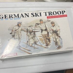 Dragon 1/35 WWII model figure kit, new sealed, German Ski Troops, 4 figs
